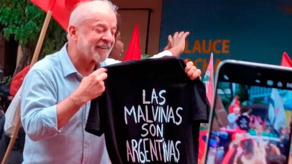 Lula sorprendi&oacute; en su cierre de campa&ntilde;a al mostrar una remera que dec&iacute;a &ldquo;Las Malvinas son argentinas&rdquo;