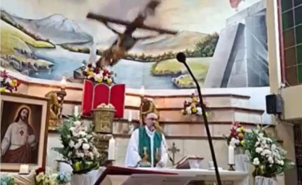 Tragedia en Ecuador: un sacerdote muri&oacute; aplastado por una cruz que se cay&oacute; durante una misa