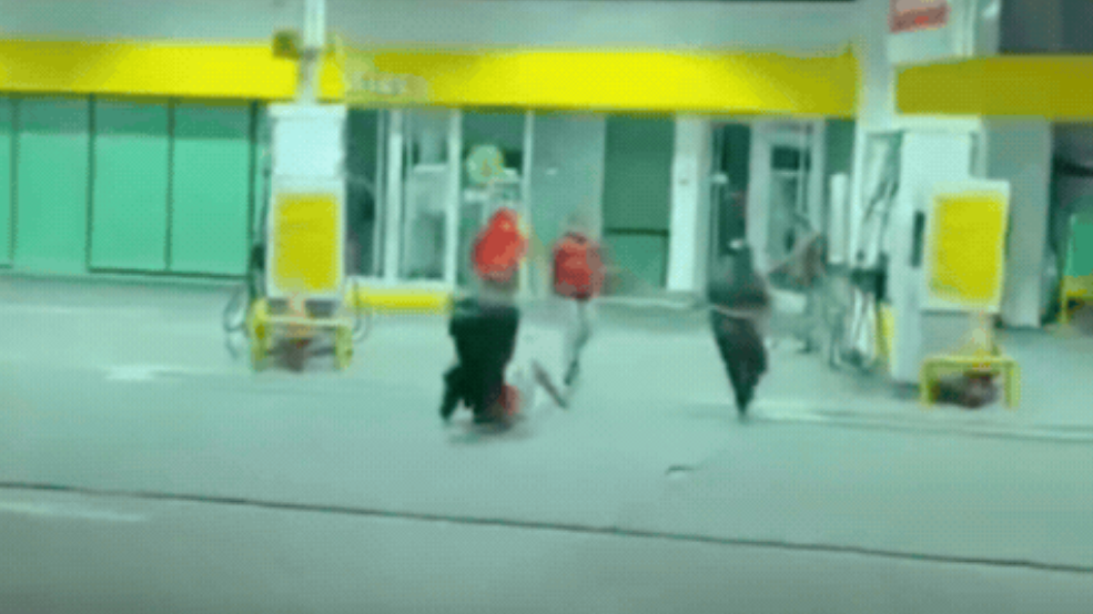 Corridas, golpes y escobazos: violenta pelea en una estaci&oacute;n de servicio de Santa Fe