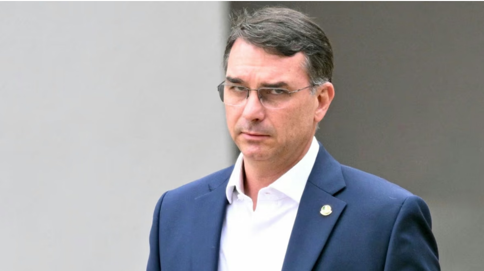 Fl&aacute;vio Bolsonaro emiti&oacute; un comunicado: primero se present&oacute; como "presidente" de Brasil, luego como "l&iacute;der"