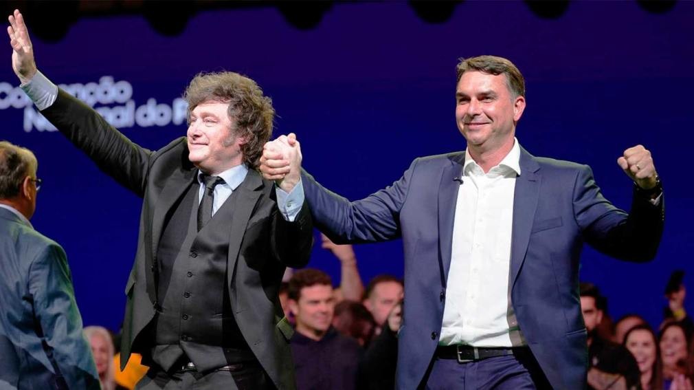 Fl&aacute;vio Bolsonaro agradeci&oacute; a Javier Milei por ayudarlo a salir de Brasil: &ldquo;Gracias por su valent&iacute;a y sentido de justicia&rdquo;