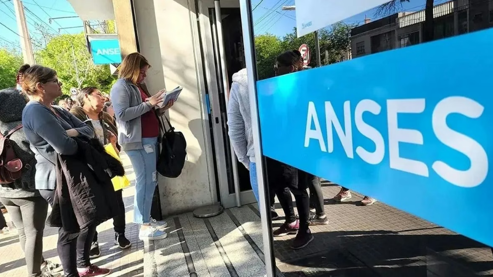El Gobierno confirm&oacute; un bono de $70.000 para jubilados y pensionados de ANSES en noviembre