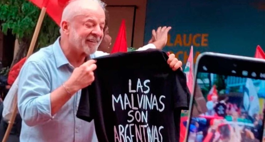Lula sorprendi&oacute; en su cierre de campa&ntilde;a al mostrar una remera que dec&iacute;a &ldquo;Las Malvinas son argentinas&rdquo;