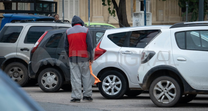 Cuidacoches en Santa Fe: el Gobierno provincial promulg&oacute; la ley que castiga la actividad