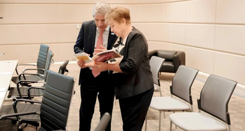 Caputo y Georgieva revisaron la letra chica del programa econ&oacute;mico