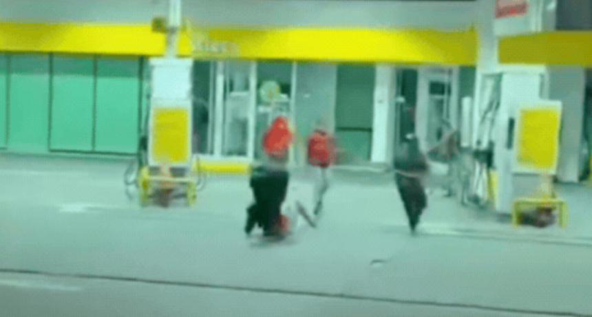 Corridas, golpes y escobazos: violenta pelea en una estaci&oacute;n de servicio de Santa Fe
