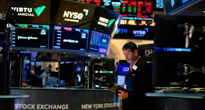 El riesgo pa&iacute;s subi&oacute; a 763 puntos y cayeron los bonos y las acciones argentinas por el efecto Brasil