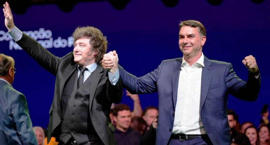 Fl&aacute;vio Bolsonaro agradeci&oacute; a Javier Milei por ayudarlo a salir de Brasil: &ldquo;Gracias por su valent&iacute;a y sentido de justicia&rdquo;