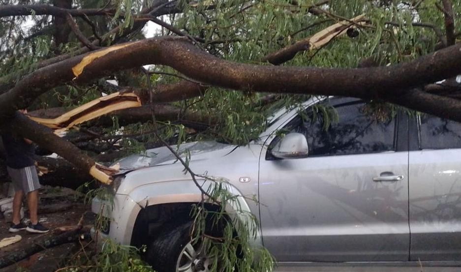 La fuerte tormenta, con vientos, granizo y descargas eléctricas ocasionó severos daños en la Capital, La Banda y todo el interior