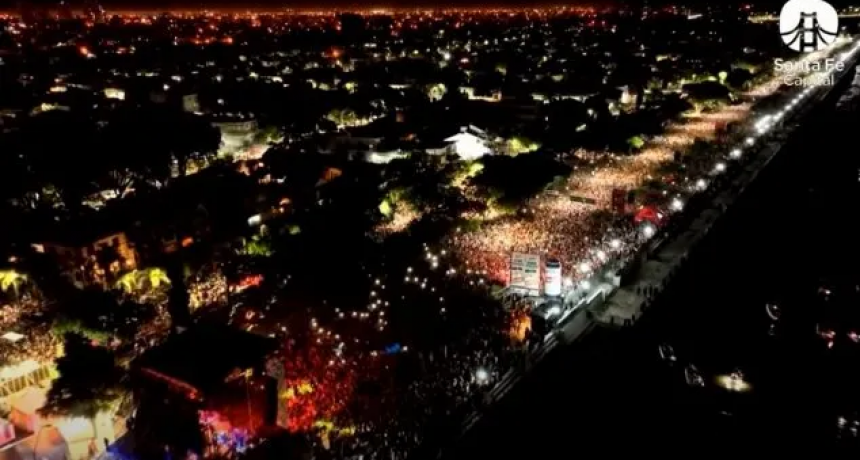Con un marco multitudinario y al ritmo de Los Palmeras, Santa Fe festejó sus 449 años