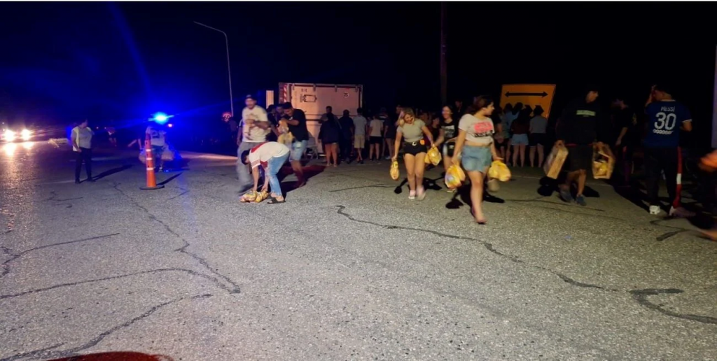 Vuelco y saqueo de un camión cargado con pollos congelados