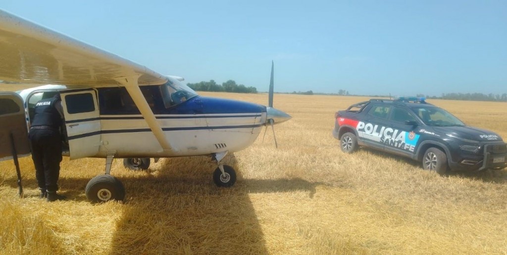 Encontraron una sospechosa avioneta abandonada en zona rural de Curupaity