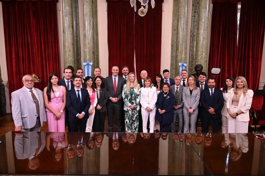 Senado: Victoria Villarruel les tomó juramento a los nuevos legisladores con Karina Milei y Manuel Adorni en el palco