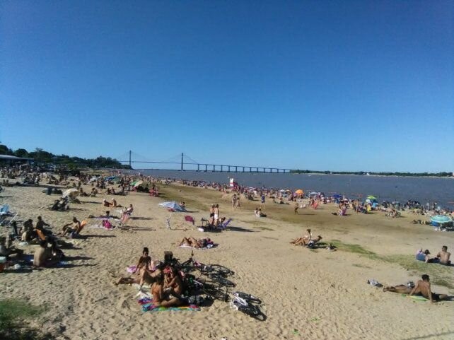 Los rosarinos disfrutaron del sol del feriado puente en los parques y junto al río