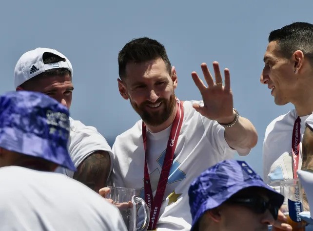 Perotti felicitó a Messi y a Di María en su regreso a la provincia tras ser campeones del mundo