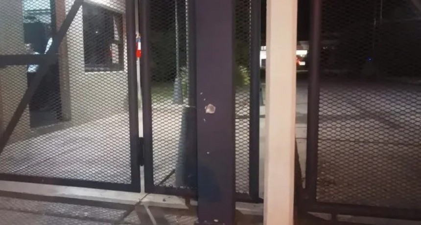 Nuevamente atacaron a balazos el frente de Televisión Litoral: encontraron ocho vainas