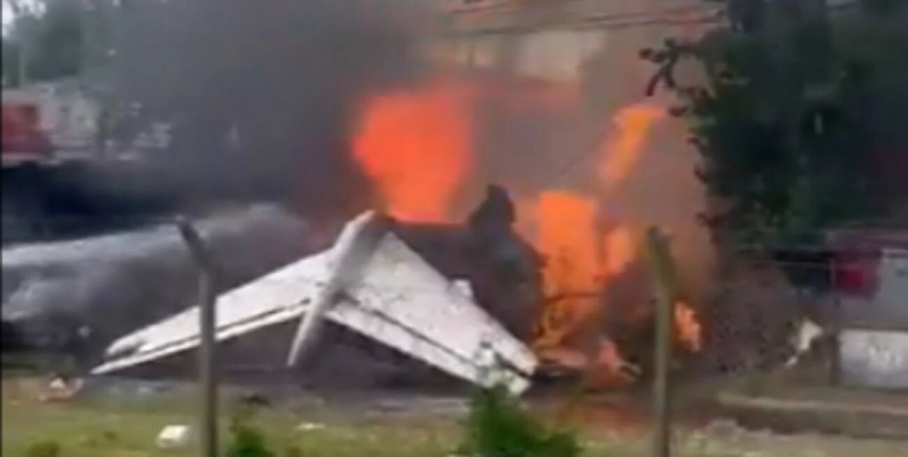 Video: un avión despistó en el aeropuerto de San Fernando y chocó contra una casa