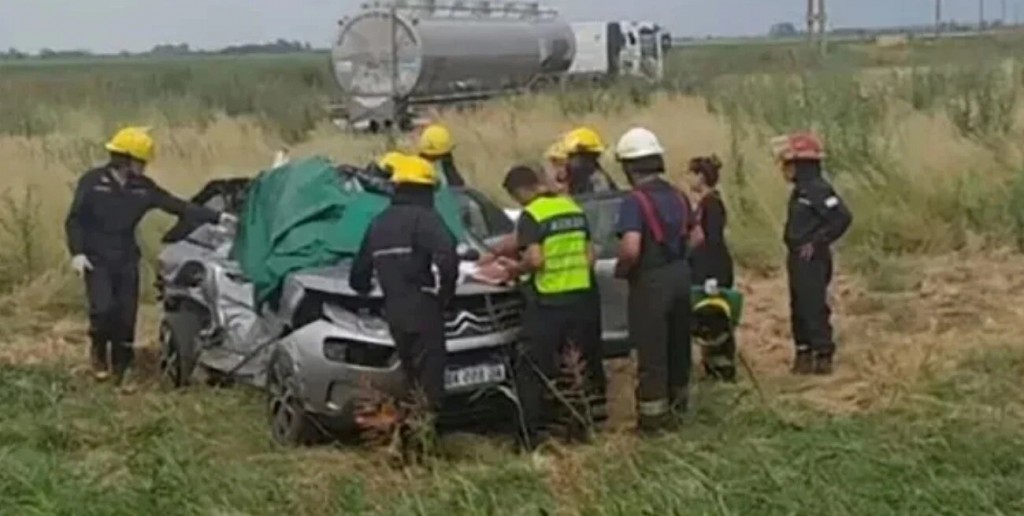 Una pareja murió tras chocar contra un camión mientras viajaba a Santa Fe para Navidad