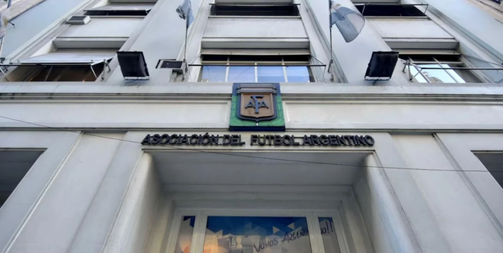 Allanamientos en la AFA: el contrato con la empresa ligada a Faroni fijaba comisiones del 40%