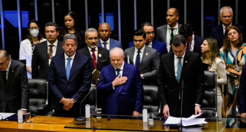 Juró Lula: “Prometo defender la Constitución y sustentar la unión de Brasil”