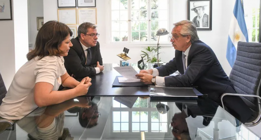 Alberto Fern&aacute;ndez entreg&oacute; a Diputados el pedido de juicio pol&iacute;tico a la Corte