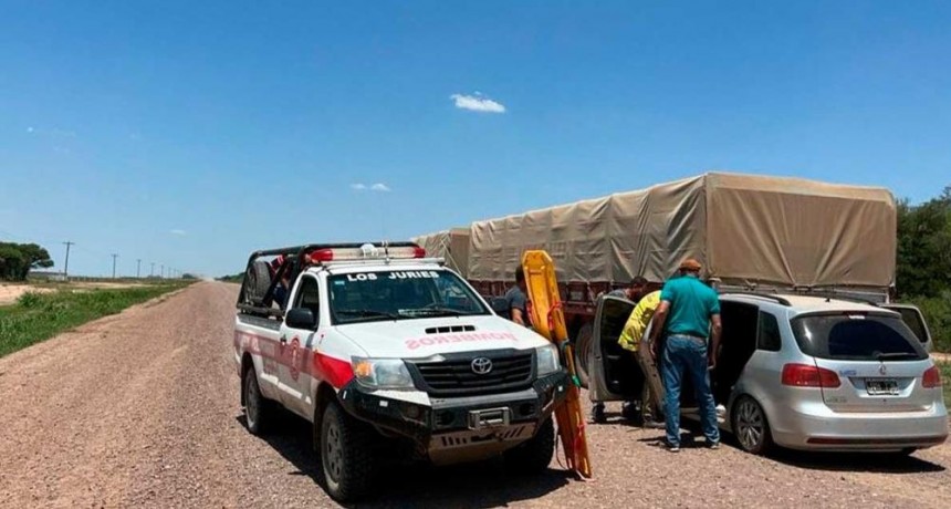 Los Jur&iacute;es: autom&oacute;vil se incrust&oacute; en la parte trasera de un cami&oacute;n sobre ruta 7