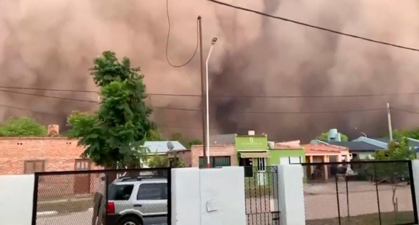 Una impresionante tormenta de tierra cubri&oacute; por completo a un pueblo de Chaco