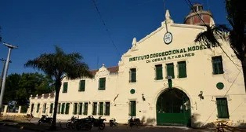 Ordenan al director de una c&aacute;rcel que los reclusos no accedan a celulares