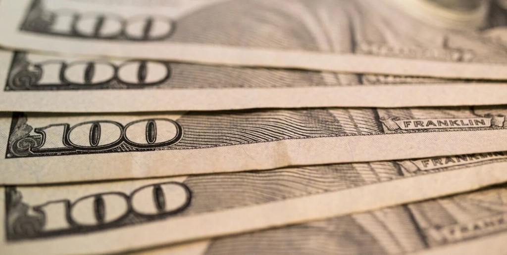 El dólar blue comenzó la semana en alza: a cuánto cerró este lunes