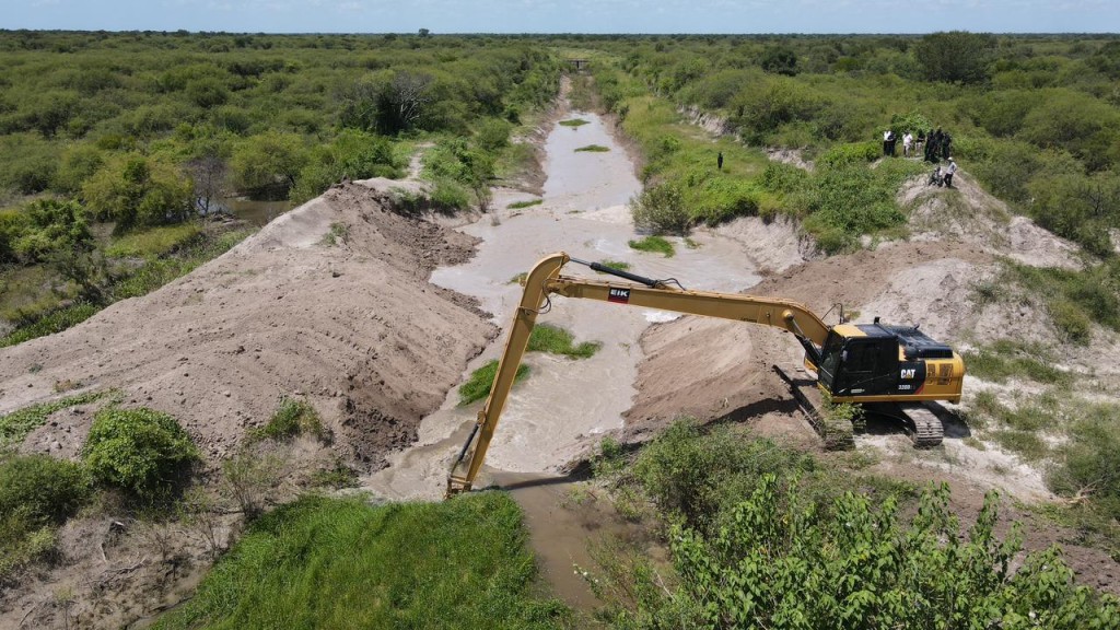 La provincia detectó e intervino obras clandestinas que impedían el normal escurrimiento del agua y afectaban a productores del noreste de Santa Fe