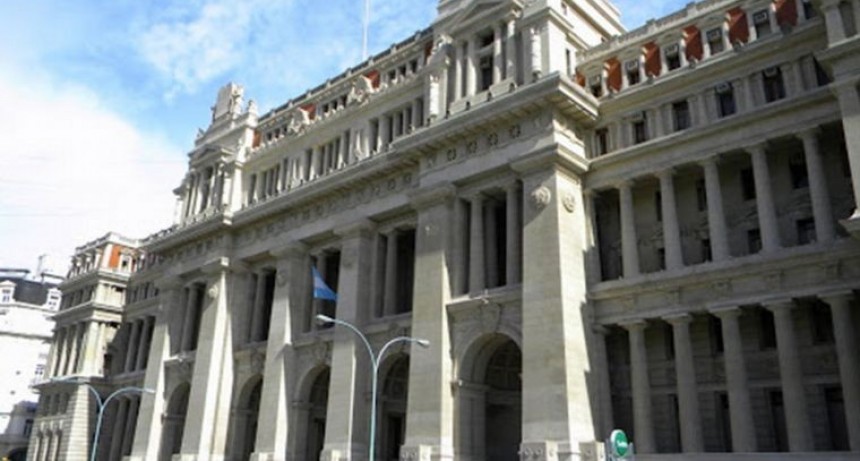 Tratarán en el fuero contencioso administrativo amparos contra el DNU de Milei
