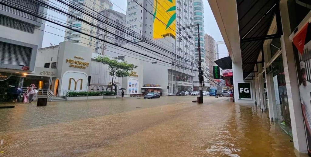 Fuerte lluvia generó problemas en Camboriú y otras playas de Santa Catarina