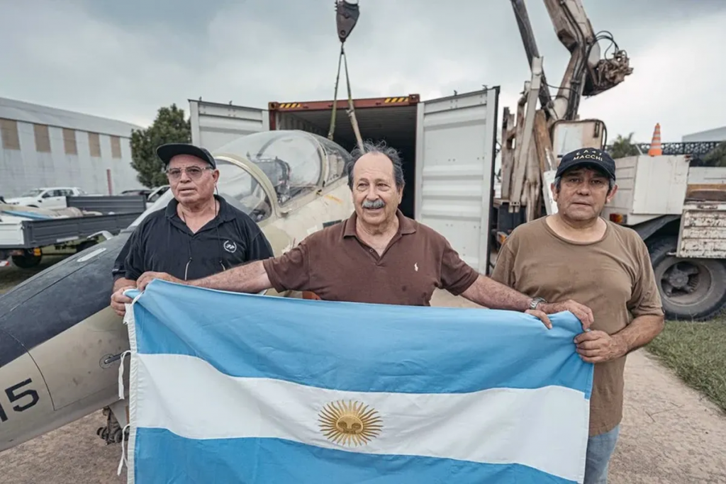 ¡Emocionante!: Owen Crippa logró repatriar el avión con el que combatió en la Guerra de Malvinas