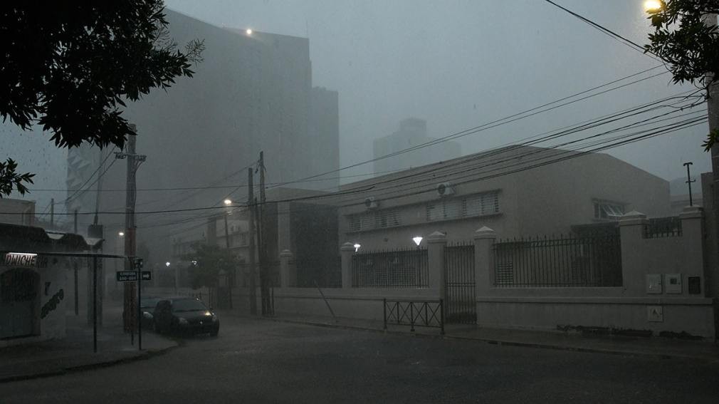 La lluvia sorprendió a los santiagueños, pero no trajo alivio: la ST alcanzó los 44ºC