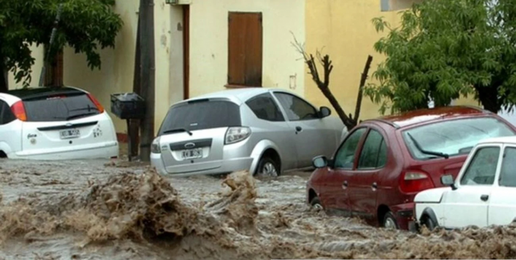 Temporal en Santa Rosa de Calamuchita: inundaciones y vehículos arrastrados por la corriente