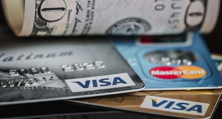 Las tarjetas de débito y los QR podrán operar pesos y dólares
