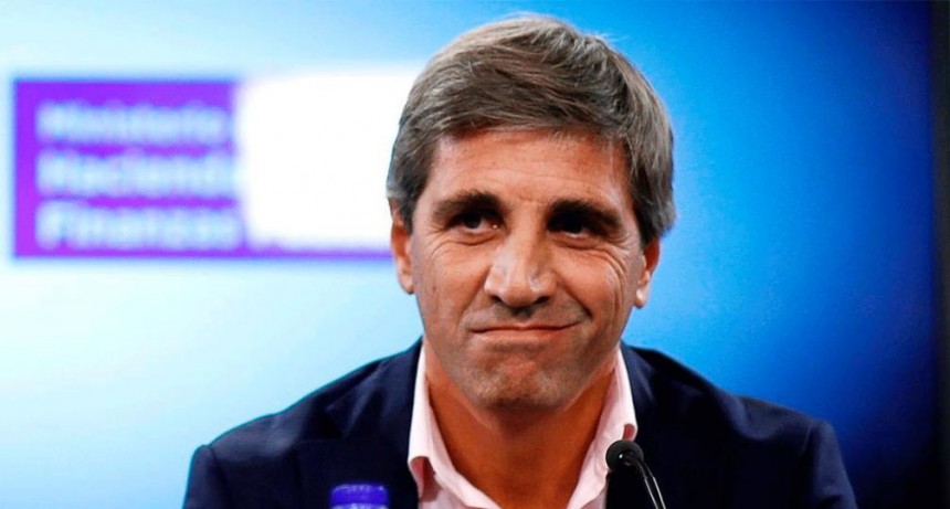Caputo anunció que desde este viernes los comercios podrán exhibir los precios de sus productos en dólares