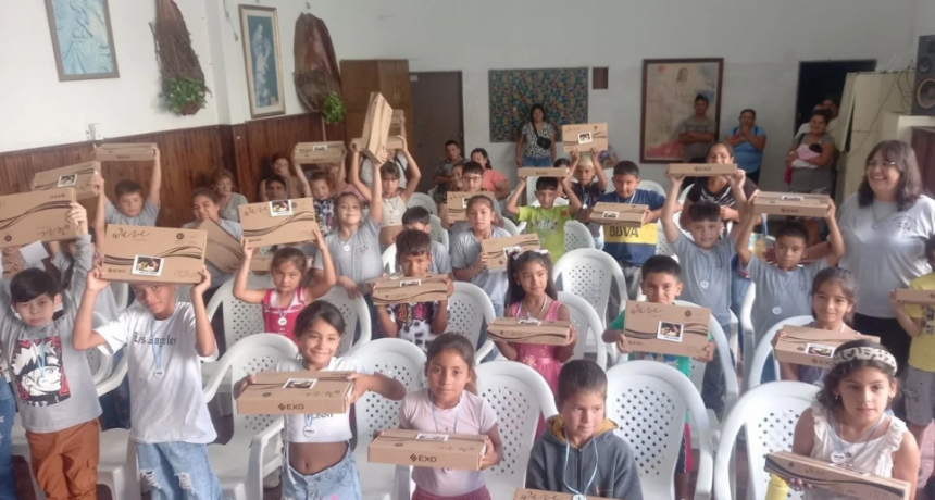 Premio al esfuerzo: entregan 95 tablets a niños de barrios humildes de Santa Fe