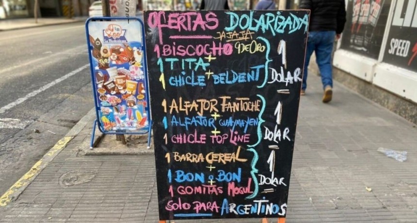 El comercio valora la iniciativa para pagar en pesos o dólares