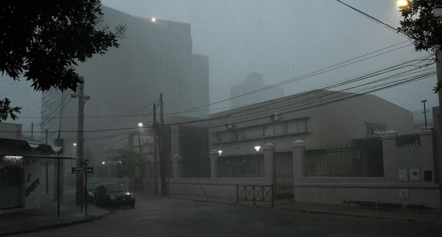 La lluvia sorprendió a los santiagueños, pero no trajo alivio: la ST alcanzó los 44ºC