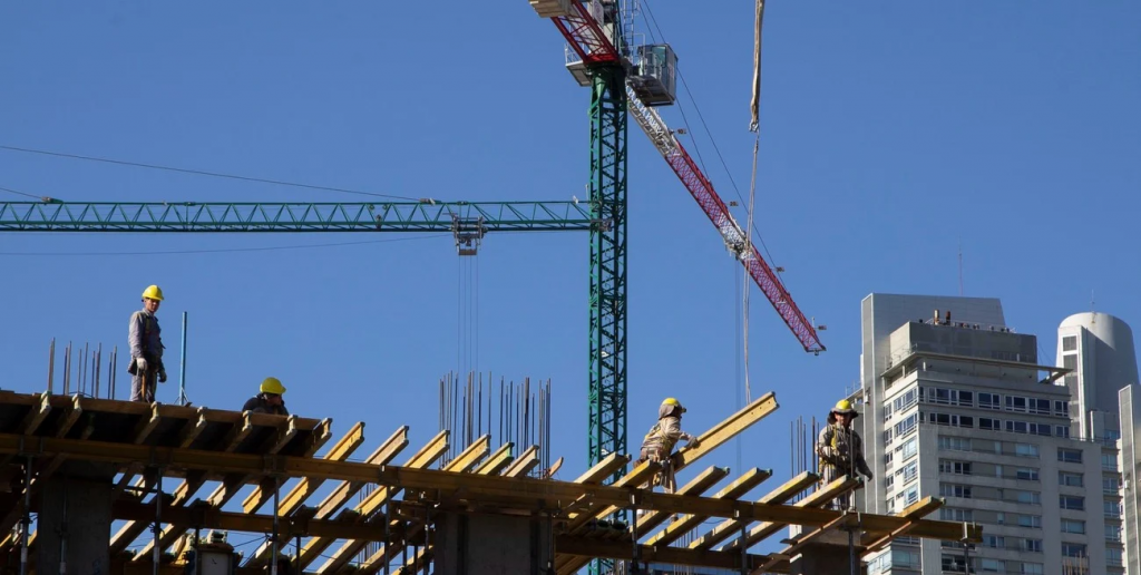 El empleo privado registrado en la Argentina acumula una retracción de 1,1% en once meses