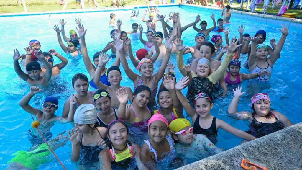 En Santa Fe hay 36.000 niños, niñas y adolescentes aprenden a nadar en las Escuelas de Verano de la Provincia