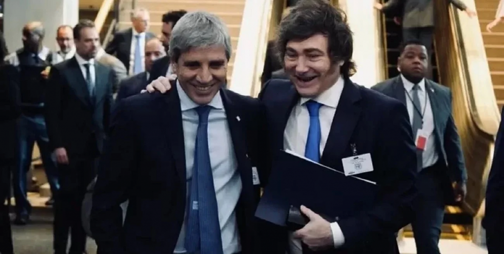 Con el riesgo país en caída, el Gobierno reordena la agenda económica