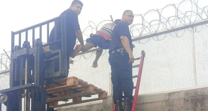 Quedó atrapado en un cerco al intentar robar un supermercado y amenazó con quitarse la vida