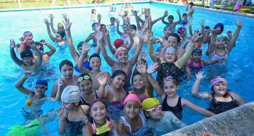 En Santa Fe hay 36.000 niños, niñas y adolescentes aprenden a nadar en las Escuelas de Verano de la Provincia