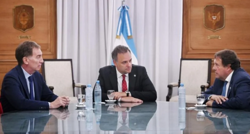 Santilli sumó a Weretilneck y Frigerio a la mesa de apoyos a la reforma laboral