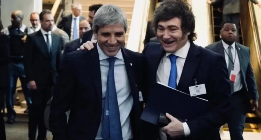 Con el riesgo país en caída, el Gobierno reordena la agenda económica