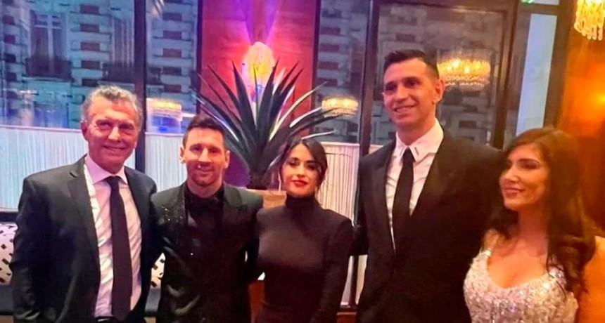 Mauricio Macri fue a Par&iacute;s y comparti&oacute; una foto con Lionel Messi y Dibu Mart&iacute;nez en la gala del premio The Best