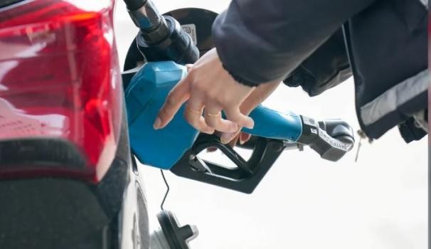 A pedido del Gobierno, las petroleras aumentarán de forma moderada los precios del combustible