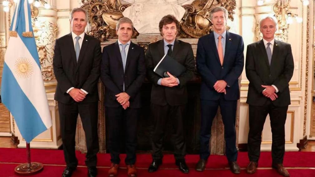 Con tres medidas coordinadas, el Gobierno pone en marcha su plan para sumar dólares y abrir el cepo